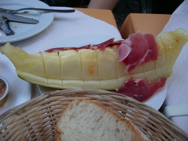 生ハムメロン<br /><br />これは注文ミスだった(^^;)<br />隣の人がおいしそうな生ハムとチーズとパンを食べていたので、生ハムを注文したら、生ハムメロンが出てきた。<br />隣の人が食べていたのは、ポルトガル特有の勝手に出てくる前菜。<br />もちろん私達にも出てきた。<br />おかげで、巨大な生ハムメロンと、前菜の生ハム。<br />テーブルは生ハムづくしとなった。<br />となりのイギリス人夫婦が、しきりに<br />「too much! too much!!」と連発。<br />苦笑いするしかなかった。<br /><br />でも、前菜の生ハムより、<br />生ハムメロンの生ハムは格段においしかった。