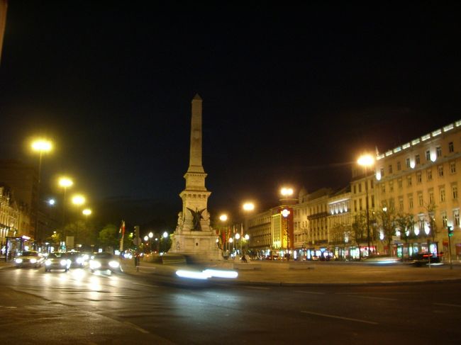 階段を下りてレスタウラドーレス広場へ。<br /><br />途中ちょっと怖い思いをした。<br />階段を下りて、ロシオ駅裏で一服をしていたら、<br />アフリカ系の若者がやってきて、<br />「〜なんとかかんとかシガレット〜」と、<br />しきりに英語で話しかけてくる。<br />何を言っているか良く分からなかったので、<br />日本語で大声で答えてたら、<br />「ノープロブレム、ノープログレム」と言いながら、<br />後ずさりをして去っていった。<br />あれは一体なんだったんだろう？？？<br /><br />レスタウラドーレスから地下鉄でホテルへ戻る。<br />