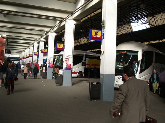 セッテ・リオス・バスターミナル。<br />セッテ・リオス駅の案内表示板通りに進んでも、<br />迷子になるばかりだった。（情報が古いのかも）<br />セッテ・リオス駅の北西側の扉を出て、<br />階段を上るとすぐバスターミナルについた。<br />エヴァラやナザレ、ファティマなど、<br />色々な場所の時刻表が用意されていたので、<br />たくさんもらってきた。<br />