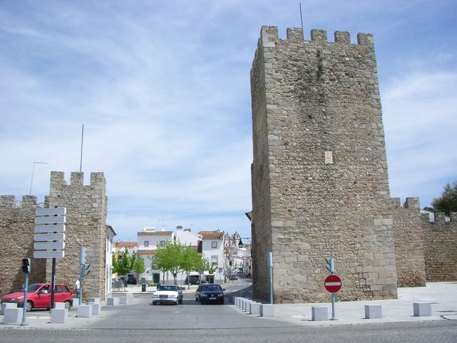 バスターミナルを出て５，６分歩くと城壁の入り口に着いた。