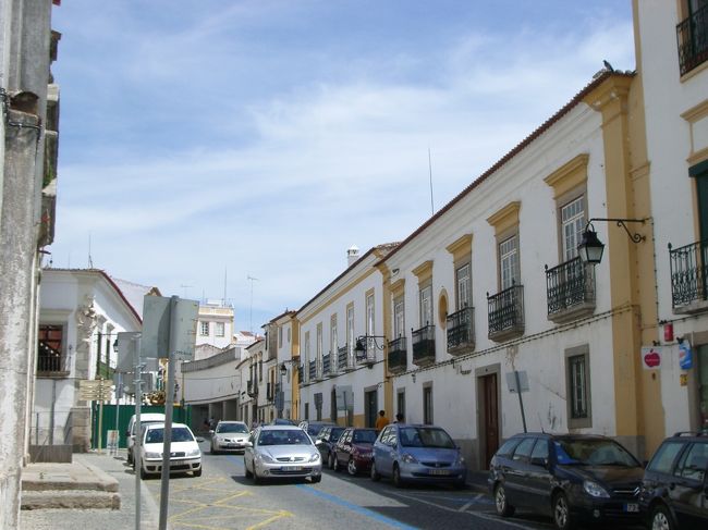 ジラルド広場の方に向けて真っ直ぐ直進。<br />