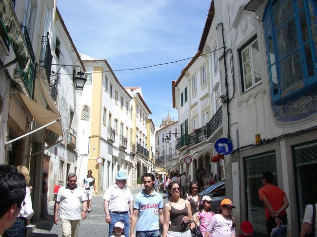 ジラルド広場の周りにはちらほらと観光客の姿が