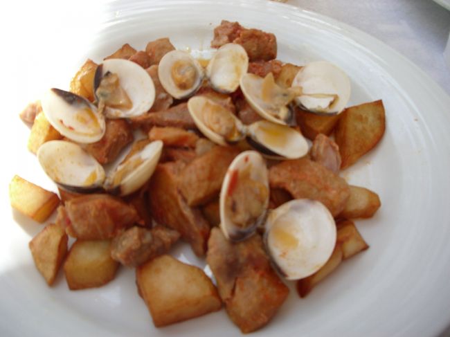 カルネ・ドゥ・ポルコ・ア・アレンテジャーナ<br />（アサリと豚の炒め物）<br />コリアンダーが効いていておいしかった<br /><br />ガイドブックを辞書代わり、<br />メニューと格闘している私達を、<br />店主が面白そうに見守っていてくれた(^^;)<br />