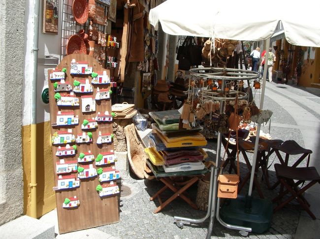 昼食後、お土産屋さんを覗きながらカテドラルの方へ。