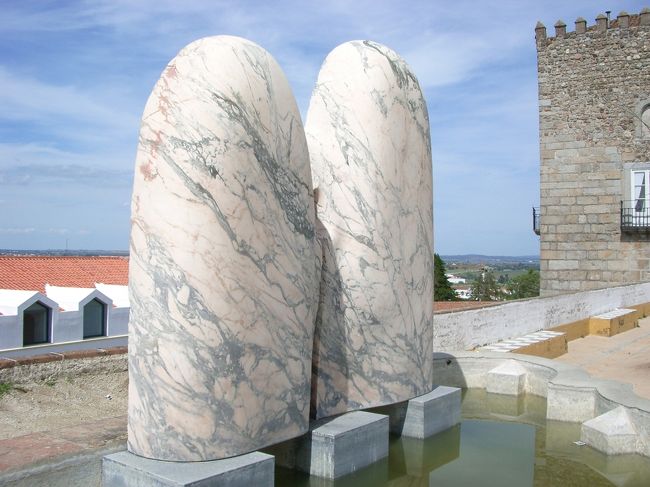 日本人彫刻家、北川晶邦氏の作品<br />ディアナ神殿前の公園で、<br />エヴォラの街が見渡せるいい場所