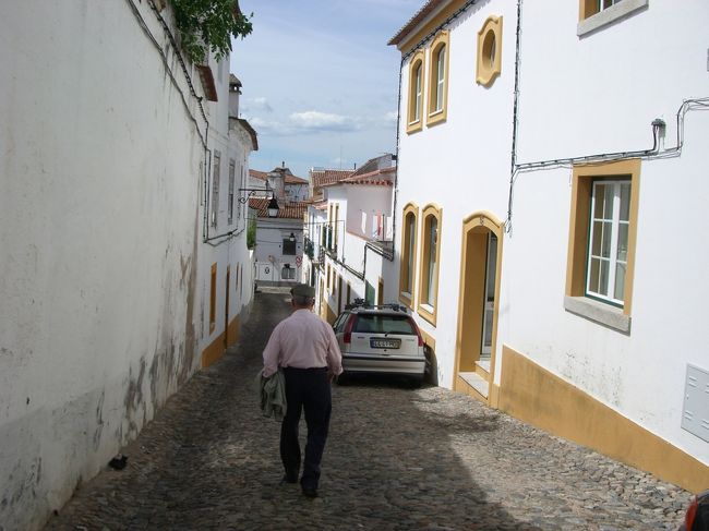 昼下がりでとっても静か。