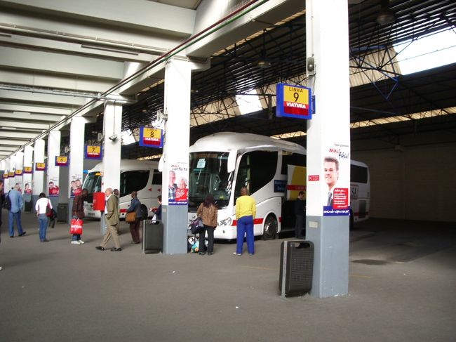 前日に下調べをしておいたので、<br />セッテ・リオス・バスターミナルまで<br />なんとか迷わず到着。<br />窓口でチケットを購入。<br />発車時刻の５分前頃になると、<br />運転手さんがやってきて乗車。<br />全席指定だけど、割と空いていたので、<br />適当に窓際に移動。