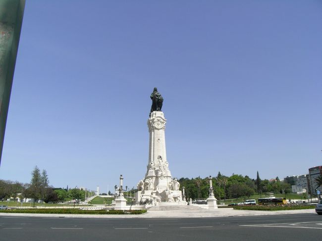 ポンバル公爵広場<br /><br />今日も暑い．．．<br />４月の平均気温２０℃ぐらいのはずが、<br />３０度は軽く超してる