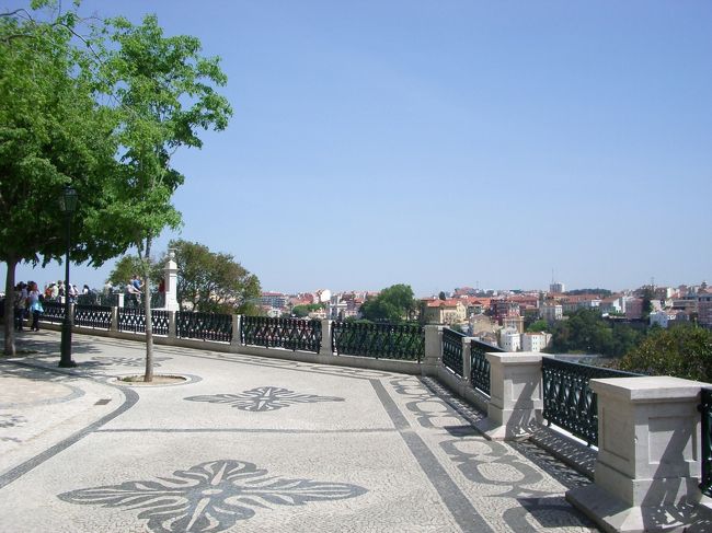 サン・ペドロ・デ・アルカンタラ展望台に到着<br />夕景がお勧めな展望台だけど、<br />昼間もテージョ川の青がとってもきれいに見えて<br />とてもいい感じ