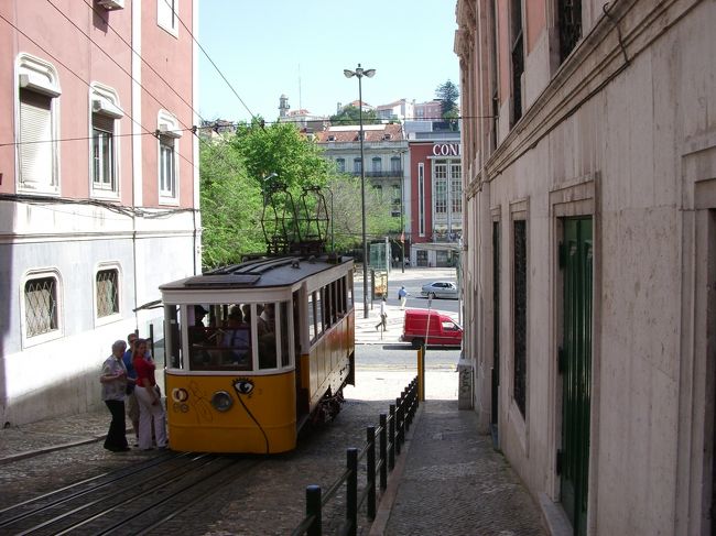 レスタウラドーレス広場を右曲がり、<br />ケーブルカー（グロリア線）の坂道を<br />歩いて上ることに