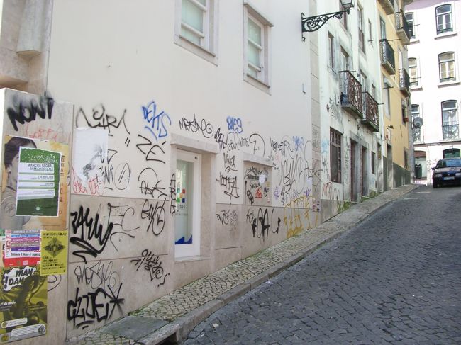 落書きがされていない壁なんてない！<br />っていう程、落書きが多い