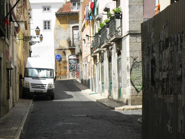 夜になると、ファドを聴くお客さんで<br />いっぱいになるんだろう