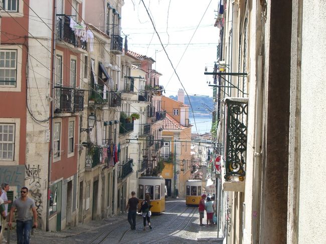 海を眺めながら、坂道を下る