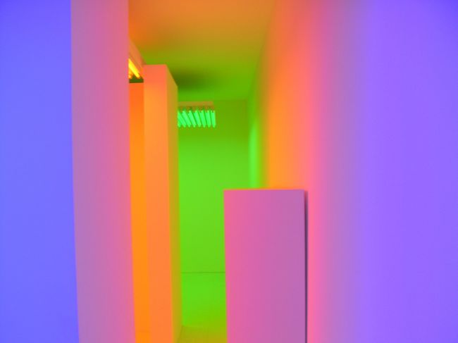 カイス・ド・ソドレの前とおって<br />シアード美術館へ<br /><br />日曜日は２時まで無料で入れるので、<br />ちょっと涼みに・・・と思って入ったら、<br />光を使った面白い企画展示が行われていて、<br />かなりガッチリみた<br />