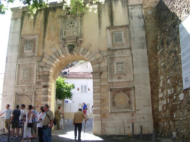 カテドラルの前から３７番のバスにのり、サン・ジョルジェ城へ