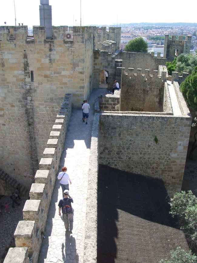 城内ではクラシックギターの演奏をしていて、<br />まさに「憂愁」って感じ