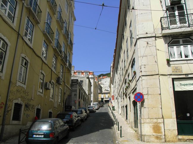 ポンバル公爵広場を出て２時間３０分<br /><br />バイシャでバカリャウ料理の昼食