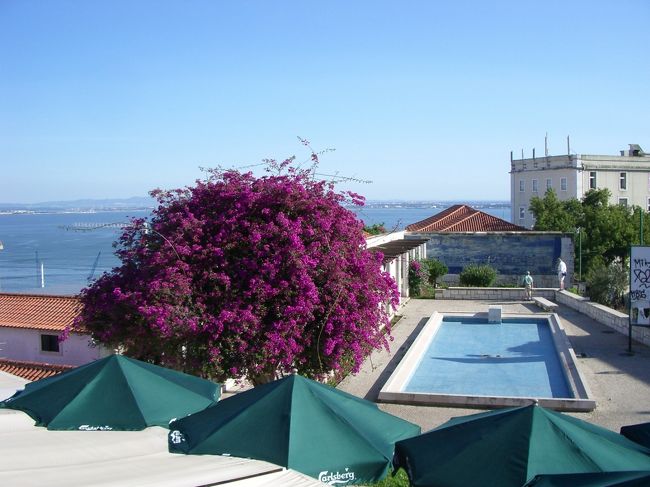 サン・ジョルジェ城から徒歩で<br />サンタ・ルジア展望台へ下り、<br />アルファマ地区へ<br />