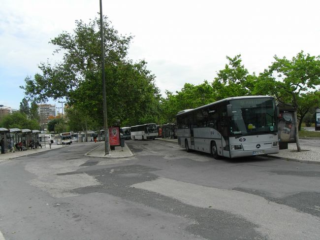 エスパーニャ広場のバス停から、バスで１時間１５分ほど。<br />２時間に１，２本ほどの割合でバスが出ててました。<br />往復７ユーロ弱。<br />セッテ・リオスとは違い、乗り込むときに運転手さんよりチケットを購入。