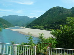 熊野川を見ながら那智山へ向かいます。