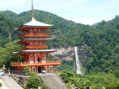 那智の大滝と三重の塔。