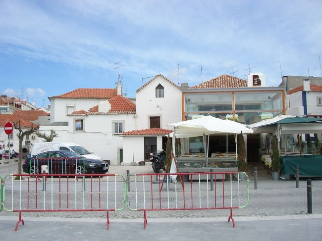 海岸沿いには、外で炭火焼きをしているレストランや、ショーケースにエビ・カニ・魚などを並べているレストランが。