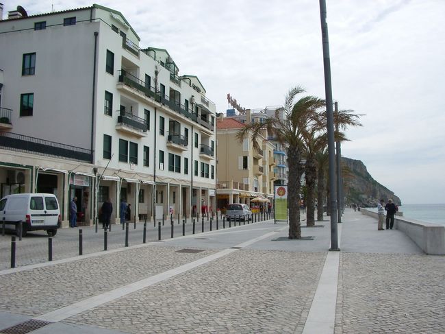 海沿いにはキレイな建物