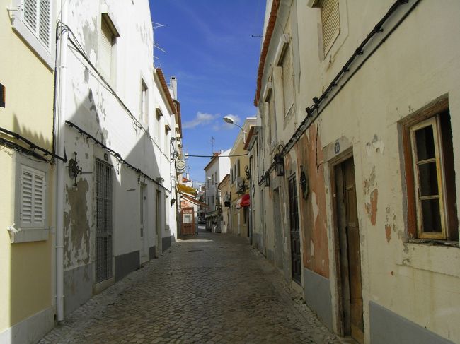 ちょっと路地に入ると、石畳の古い町並みが。