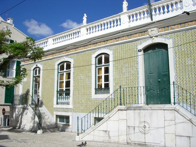 きれいなアズレージョの建物もありました。