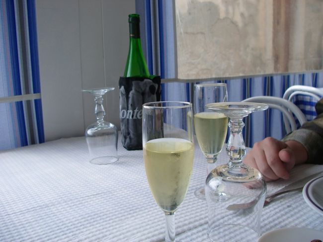 料理が出てくるまで、前菜をつまみに一杯。<br /><br />つめたく冷えた白ワイン。<br />外の暑さがスーッと忘れられました。<br /><br />