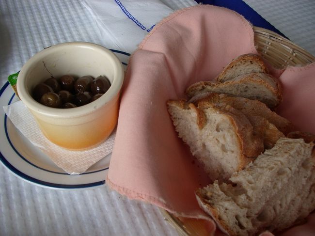 前菜のオリーブ。<br /><br />お店ごとに味か違って、<br />毎回楽しみにしてました。<br />ここのお店はバッチリおいしかったです。<br />