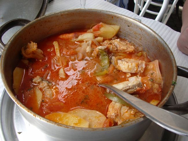 カルディラーダ♪♪♪<br /><br />炭火焼も食べたいし、エビ・カニも食べたい、散々迷った末、海辺で食べるとおいしいとガイドブックに書いてあった言葉を信じて、カルディラーダを注文。