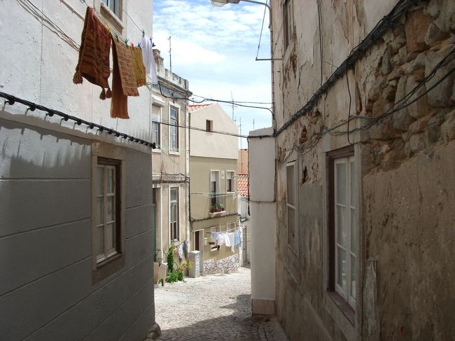 家々を縫うように細い路地が。