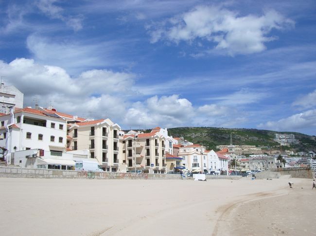 海辺にはキレイな建物とおしゃれなレストランが。