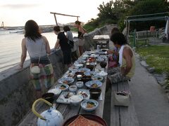 宿の食事は宿ではなく、浜でとります。

目の前は海。
こんなところご飯が食べれるのはいいね。