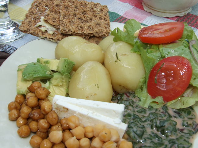 食前チェリーをぱくぱく食べた後はこのオーガニック農園で取れた野菜を調理して、昼食をいただく事に