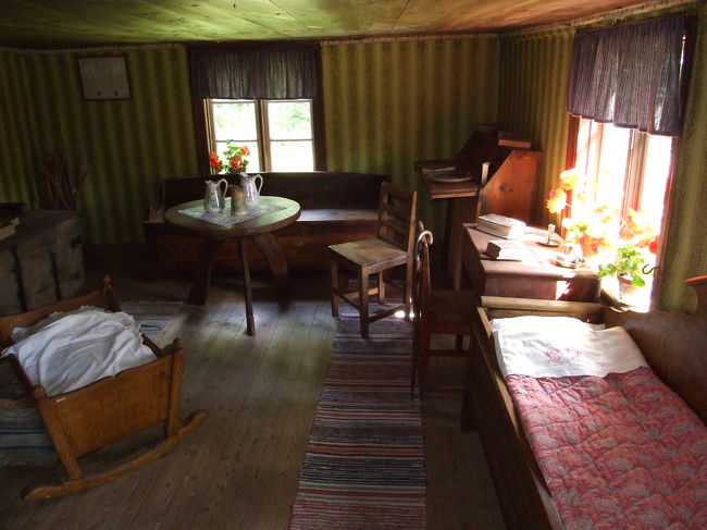 天井が低く、ミニアチュアっぽい造りです。