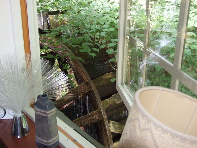 朝目覚めて、フレッシュな空気を入れて、川の音に耳を傾けます。