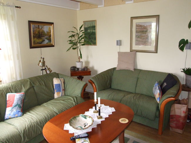 リヴィングスペース。前の晩、衛星放送で日本映画の「ＴＡＢＵ」がやっていたので、それをここでみんなで見ました。