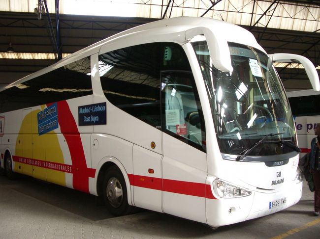 セッテ・リオス・バスターミナルからエヴォラに向かう。<br />9時半発のちょっとグレードアップしたバスに乗れた(^^)<br /><br />エヴォラまでのバスは結構本数があるが、<br />一日に３本だけ、ＷＣとドリンクサービス付き、<br />椅子もちょっとだけ豪華なバスが走る。（8時と9時半と13時45分・EVORA-BEJA行き）<br />他のバスは、ふつーの日本でいうトイレなし観光バス。<br />でも、値段はどちらも一緒。