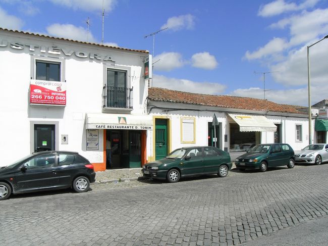 定刻通り11時エヴォラ到着。<br />レゲンゴスモンサラーシャ行きのバスまで2時間あるので、<br />ターミナルそばのレストランでちょっと早い昼食。