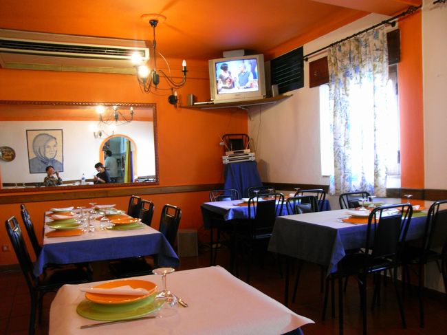 ランチメニューが数品あったけど、<br />まだ時間が早すぎたため、<br />「今はこれしかできないよ」<br />みたいな事を言っていたので、<br />’それ’を注文。<br />’Ｃａｒｎｅ’と書いてあったから、<br />肉というのは分かったけど、<br />肉のどういう料理かまでは分からなかった。<br />何が出てくるのか、ちょっと楽しみ！