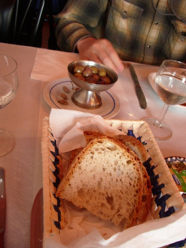 前菜にオリーブとパンが。<br />どうしてもオリーブが食べたくなってしまう。<br />”おいしいー”<br />今回の旅で、一番おいしいオリーブだった(^^)