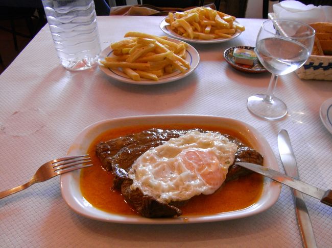 なんてことはない、目玉焼きのせステーキだった。<br /><br />でも、量の多さにビックリ。<br />皿一面お肉で、フライドポテトはてんこ盛り。<br />やっと半分だけ食べて、ギブ。。。<br />