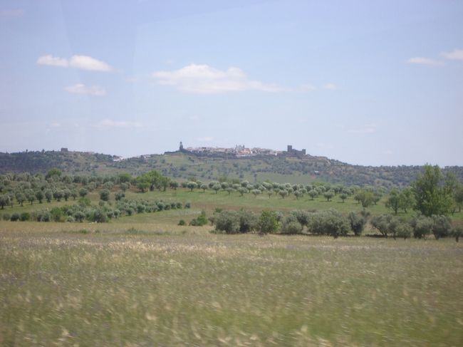 遠く山の上にモンサラーシュの街が見えてきた。