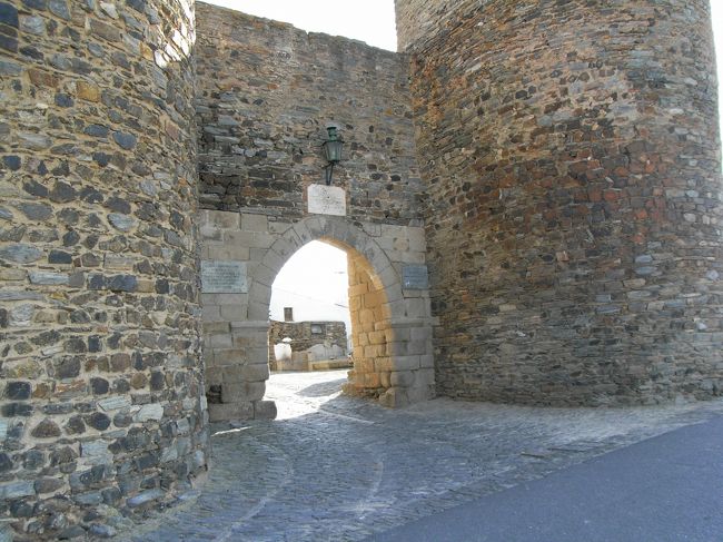 バスを見送って、城壁の中へ。