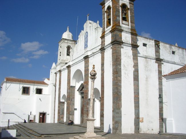 村の中央にある立派な教会。<br />この近くにツーリストインフォメーションがあり、<br />バスの時刻を教えてもらった。<br /><br />泊まってみたいホテルがあったんで、<br />それも聞いてみようと思ったけど、<br />私も、ツーリストの人も、<br />あまり英語が得意じゃないんで諦めた。