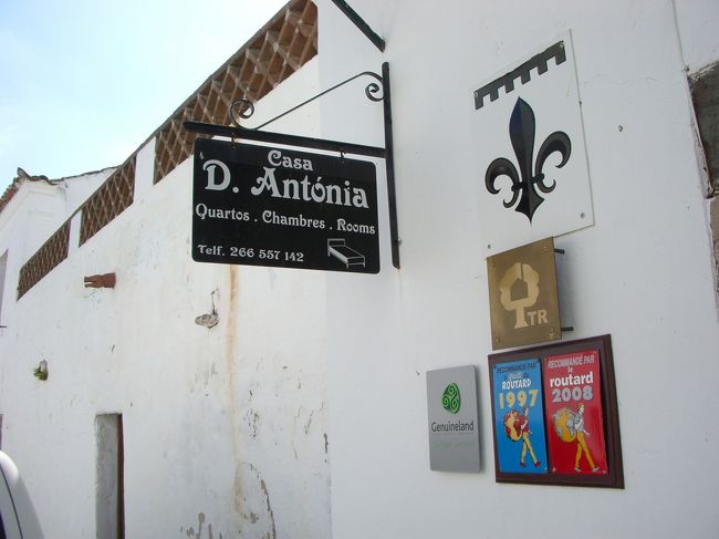 ”見晴らしがいい、広いバルコニーのあるホテル”<br />を、自力で探すことにした。<br />けど、案外あっさり見つかった。<br />あまりに小さな村だから、<br />探さなくても自然とたどり着いた(^^)<br />