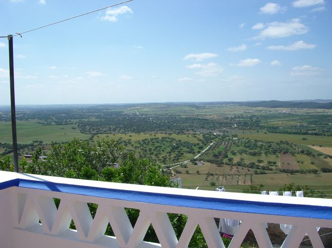 ドアをノックすると、中からおかあさん（おばあちゃん？）が。<br />「一泊させて？」というと、<br />「どの部屋がいいか見て決めて」とたぶん言っていた。<br />ポルトガル語しか話さないおかあさんで、<br />ジェスチャーとポルトガル語と日本語と英語のチャンンポン会話。<br />でも、通じる。<br /><br />あった！お目当ての部屋！！<br />７０ユーロ即決。<br /><br />チェックインのときのパスポート提示で、<br />おかあさんが言っている「パッサポルトゥ」の意味が、<br />パスポートの事だと理解できず、かなり悩ませた。<br />申し訳ない．．．<br />