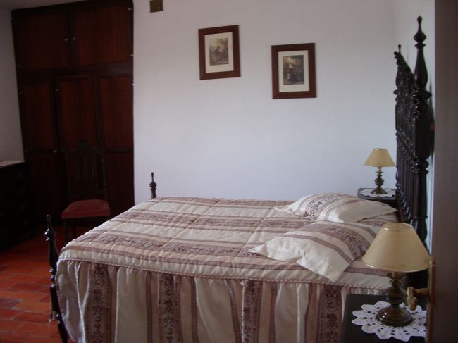 部屋は、ベッドルーム、リビング、バストイレ。<br />重厚な家具が置いてあり、おしゃれ。